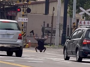 平交道前練蛤蟆功！彰化阿伯倒立看火車 警將查證開罰