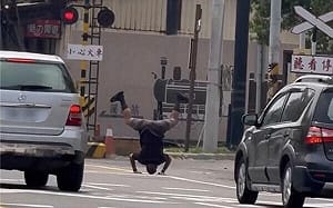 平交道前練蛤蟆功！彰化阿伯倒立看火車 警將查證開罰