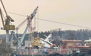 (影) 烏狂襲俄港口! 俄北極巡邏艦傾斜沉沒、石油設施連燒35小時仍未熄