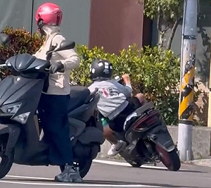 台中小六生騎微型電動車各種違規！網：常逼車還罵髒話比中指