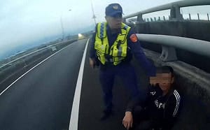 逃逸移工拒檢棄車國道上危險狂奔！駕駛遭逮 目擊者：好驚險