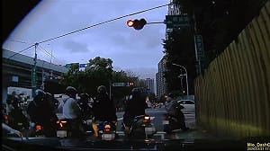 女兒突發熱痙攣！父「大喊借過」飆車衝急診 淚謝用路人讓道