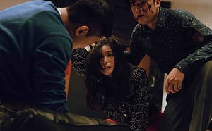 同學會變修羅場！《死亡之握：鬼牽手》嚴正嵐、涂善存揭人性黑暗面