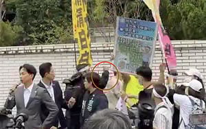 柯文哲判決出爐！北院外小草遭嗆 失控揮拳打人