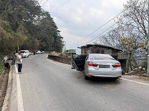 台中和平區車輛自撞護欄　1人傷重不治