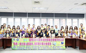 高雄「張老師」攜手4大社團與在地企業    捐贈心靈寶典助學子解憂