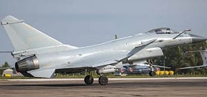 殲-10C戰機遭「雷達鎖定」! 飛行員痛罵挑釁 中媒稱「奪槍反打」將外機驅離