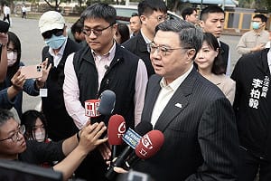 將軍審國防特別條例落淚 卓榮泰：有媒體用「鱷魚眼淚」我非常憤恨 