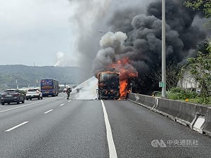 國1五楊高架遊覽車起火　25人逃生1人送醫