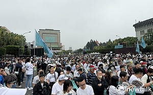 民眾黨、黃國昌稱超過8萬人上凱道？ 四叉貓：是個「乘十」的政黨