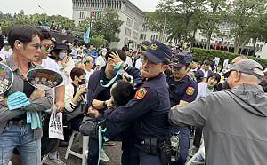 挺柯造勢破3萬人！常行深罵藍委、吃屎哥喊「柯文哲貪污」被抬走 