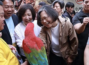 (影)蔡英文重遊台中舊地 登鰲峰山展現過人體力 頭髮都不亂