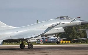 殲-10C戰機遭「雷達鎖定」! 飛行員痛罵挑釁 中媒稱「奪槍反打」將外機驅離