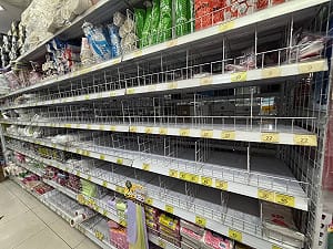 塑膠袋之亂席捲全台！中東戰火釀供應鏈斷裂　貨架空蕩蕩、業者崩潰喊無法開店