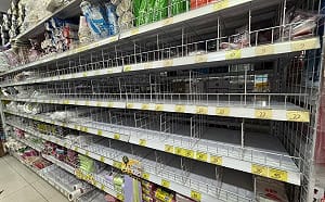 塑膠袋之亂席捲全台！中東戰火釀供應鏈斷裂　貨架空蕩蕩、業者崩潰喊無法開店