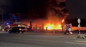 屏東萬丹加油站疑倉庫起火　民眾聽見爆炸聲嚇壞