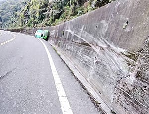 跑車失控上演貼壁過彎失敗！釀3人受傷 網諷：拓海變填海