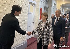 （影）與美參議員談軍購  綠委：氣氛融洽、藍委立場傾向盧秀燕1兆版本