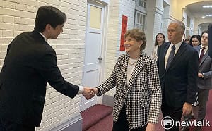 （影）與美參議員談軍購  綠委：氣氛融洽、藍委立場傾向盧秀燕1兆版本