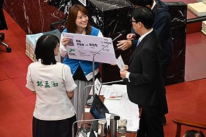 諷陳其邁出賣高雄人的肺    國民黨團贈單程高鐵票祝北上升官