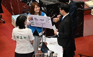 諷陳其邁出賣高雄人的肺    國民黨團贈單程高鐵票祝北上升官