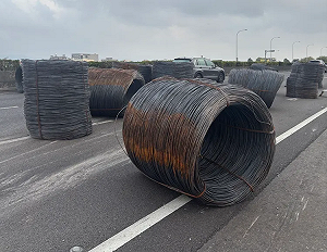 上演絕命終結站！國道聯結車失控撞護欄  大型鐵線圈散落車道
