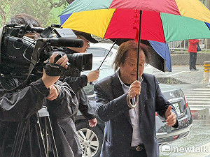 柯文哲哽咽陳佩琪跪著擦地板 王世堅：法庭直播戳到柯的弱點 