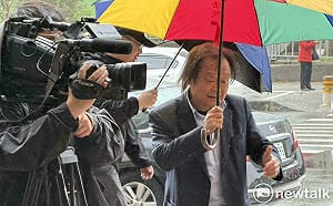 柯文哲哽咽陳佩琪跪著擦地板 王世堅：法庭直播戳到柯的弱點 