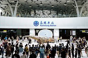 2026高雄兒童節活動暖身    擬真恐龍快閃現身高雄火車站