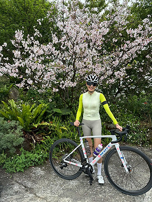 賈永婕發文稱「自行車手」最近很紅  網笑：妳是不是在偷臭柯文哲！