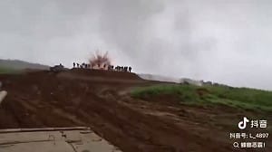 解放軍演習驚傳大烏龍！ 坦克意外「砲擊」觀測官 土丘上一排人急落跑