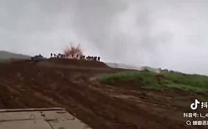 解放軍演習驚傳大烏龍！ 坦克意外「砲擊」觀測官 土丘上一排人急落跑