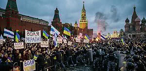 俄擴大網路封鎖! 不爽Telegram受限 抗議民眾擠爆紅場 還有人拿烏國旗....