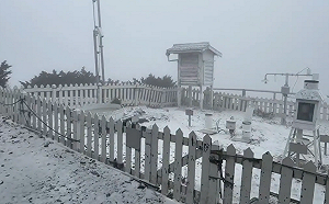(影) 天氣一秒轉濕涼！玉山迎來絕美白雪 氣象署示警：中南部留意雷陣雨