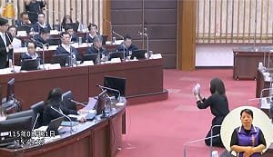 議員當眾向陳其邁下跪   違建戶拆除爭議引發兩極評價