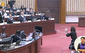 議員當眾向陳其邁下跪   違建戶拆除爭議引發兩極評價