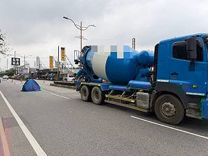 中壢外送員慘死水泥車輪下！網質疑為比中指才摔車 家屬淚喊：可能在求救