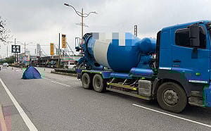 中壢外送員慘死水泥車輪下！網質疑為比中指才摔車 家屬淚喊：可能在求救