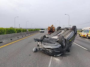 國1台南下營路段3車追撞　1人受傷送醫
