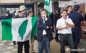 (影)台灣基進偕本土團體抗議「鄭習會」 獻策「赴中十守則」：不回來也可以！ 