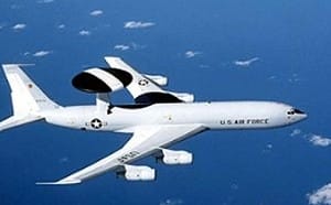 美E-3B預警機波斯灣突發7700！驟降1300公尺西轉後消失 五角大廈尚無回應