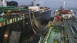 台中外海非法駁油 海巡攔截2外籍輪船