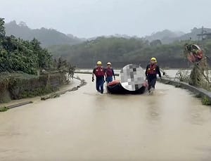 苗栗頭份老翁遭大雨積水圍困　消防橡皮艇救援