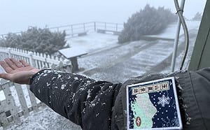 今晨玉山降雪結冰!65人攻頂僅3人成功 氣象站示警:勿硬闖