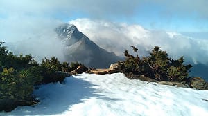 玉山又飄四月雪！積雪累積2公分 日出呈現唯美銀白世界