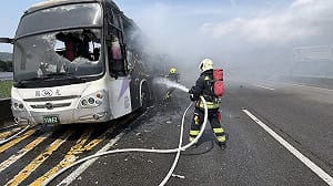 大客車國1南下苗栗段竄火舌　駕駛疏散9乘客無人傷