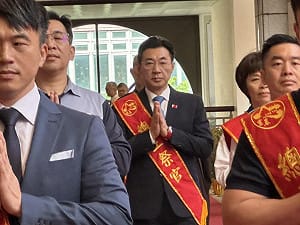 (影)感念軍魂守護台海！江啟臣積極促成「海龍蛙兵」地藏紀念館