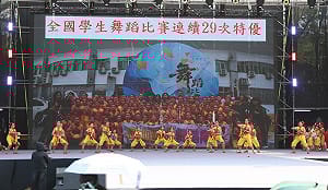 岡山國小舞蹈隊登「恐龍酷樂園」舞台    驚艷演出再現29連霸實力