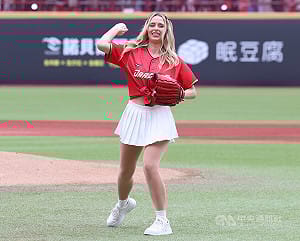 費仔妻韓納首度亮相開球　親自感受台灣應援能量