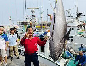 2026屏東第一鮪報到　資深船長洪福家喜奪頭采